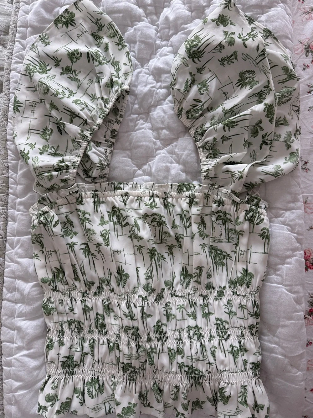 Abercrombie & Fitch flutter sleeve top w/ shirred bodice. Size M. - Picture 1 of 2